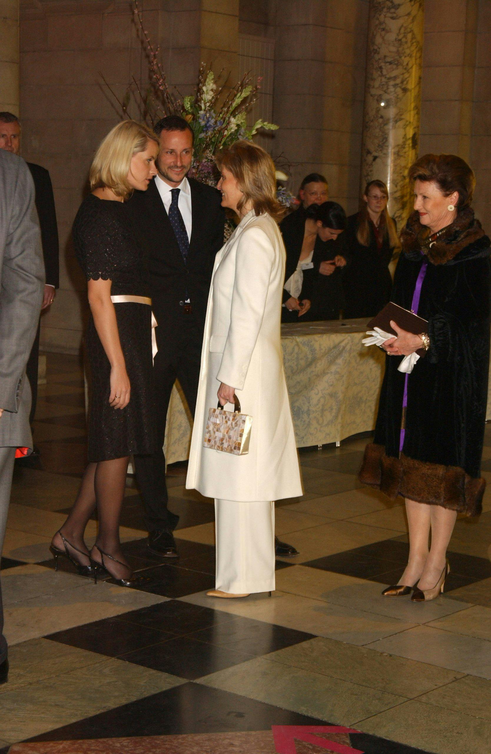 gettyimages 52121414 Den britiske og norske kongefamilien representert ved kronprinsesse Mette-Marit, kronprins Håkon, dronning Sonja og grevinne Sophie